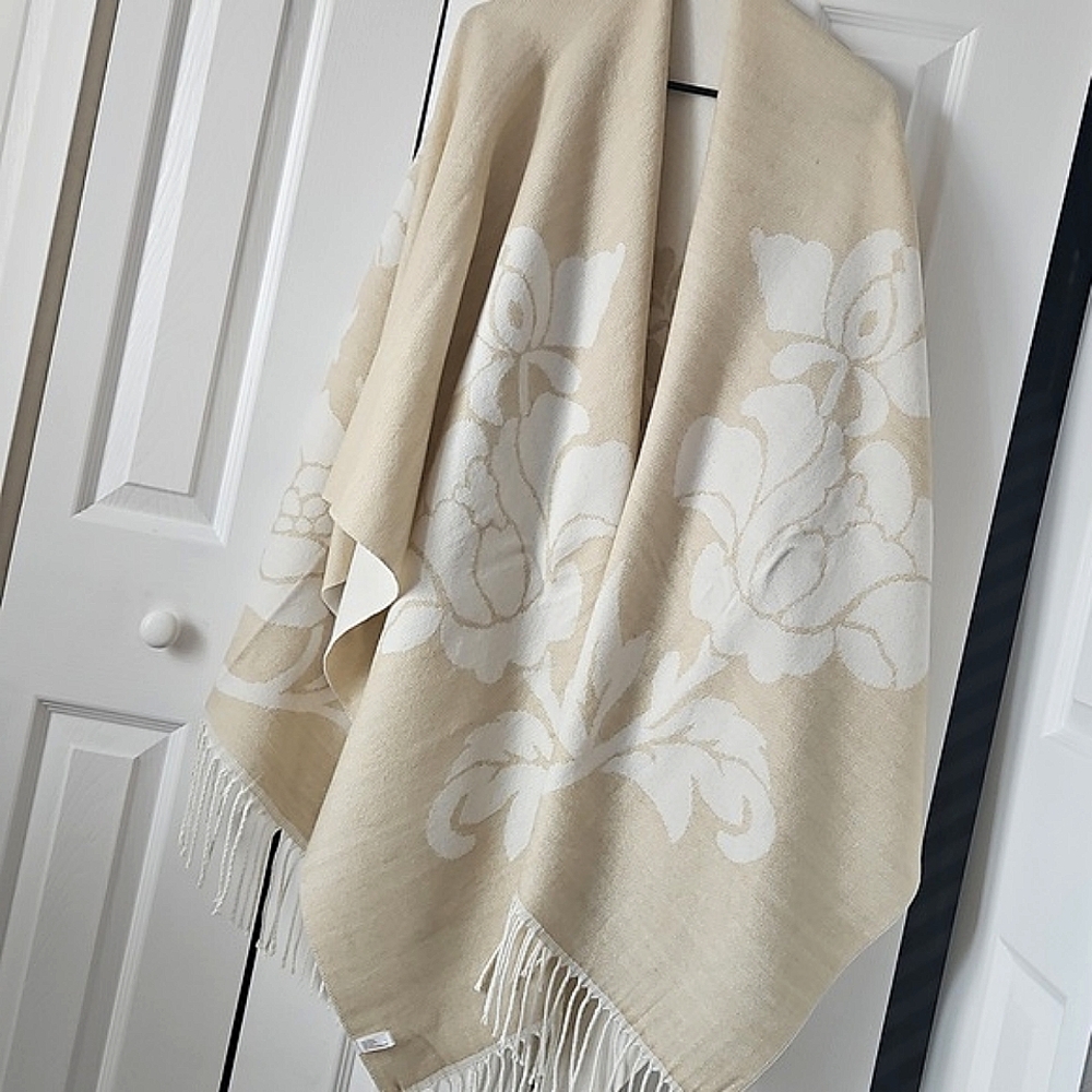 M NEW White Sand Beige Flower Open cape blanket Poncho W/ Fringe